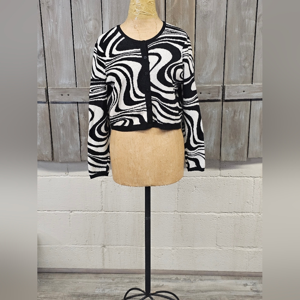 Juniors Cropped So‎ Swirl Cardigan Size LARGE